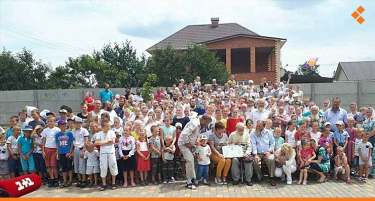 رجل أوكراني تدخل غينيس بأكبر عائلة