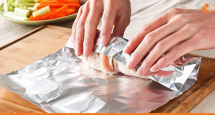 تغطية الطعام بورق الألومنيوم