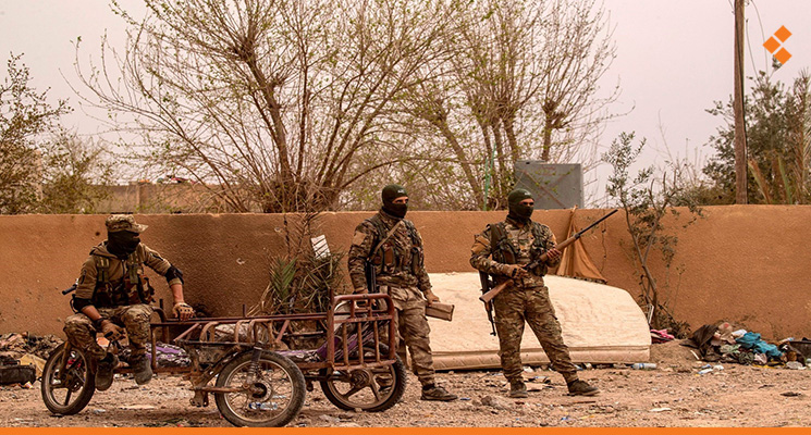 "التحالف الدولي" منحهم بطاقات عسكرية خاصة.. مجموعة من "قسد" تحاصر وتهاجم بلدة بريف دير الزور