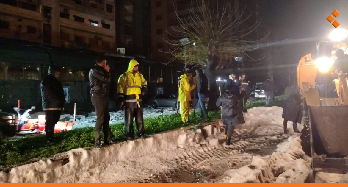 اللاذقية.. إنقاذ عائلة من الغمر وإخماد حرائق عدة نتيجة العاصفة البردية