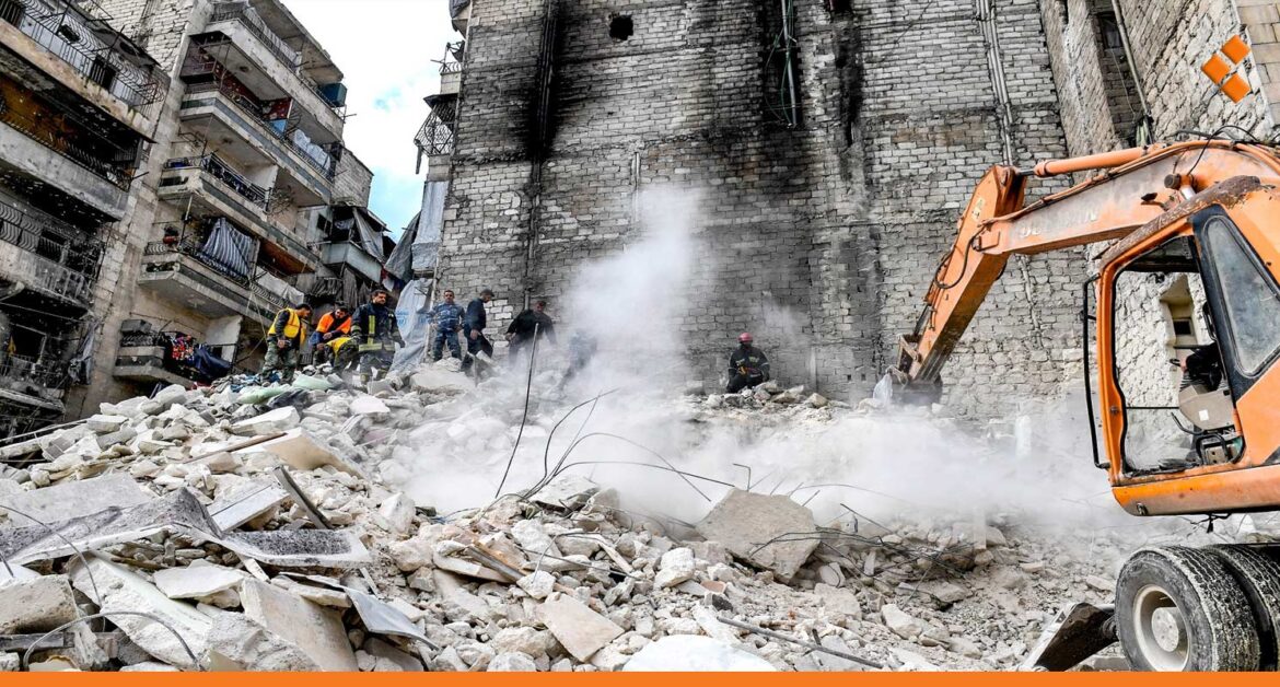 بعد ملاحظة تشقق وهبوط بأحد أعمدته.. إخلاء مبنى متضرر من الزلزال بحي الفردوس في حلب