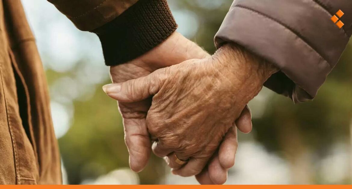 من قال إنه حكراً على الشباب فقط.. سبعينيون يحتفلون بعيد الحب