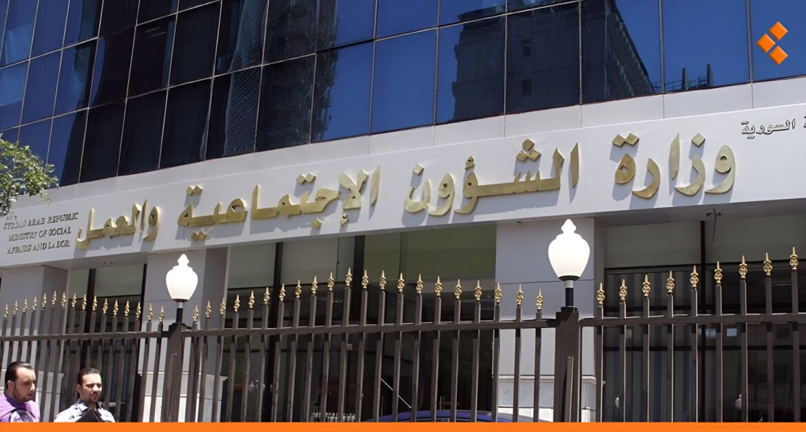 الدعم وتفعيل شبكة الحماية الاجتماعية على طاولة وزير الشؤون الاجتماعية والصحفيين