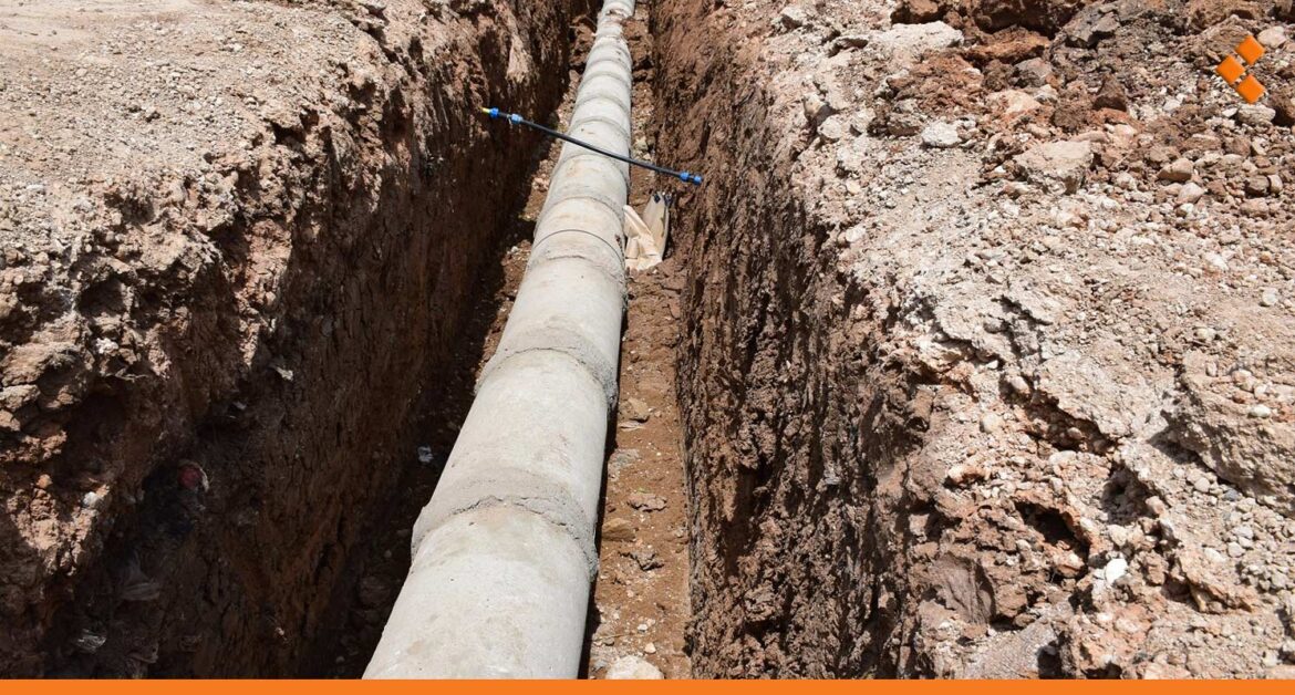 سبّب تلوثاً وانتشار للروائح الكريهة.. عطل بقساطل الصرف الصحي وأنابيب المياه بأحد أحياء حلب اشتكى أهالي حي العامرية بحلب من عطل في مجرور الصرف الصحي وأنابيب المياه أمام مدرسة العامرية المحدثة. وبحسب ما جاء في الشكوى التي وردت لـ "أثر" فإن العطل يؤدي لهدر كميات كبيرة من مياه الشرب بالإضافة لحدوث تلوث في المنطقة بسبب عطل أنابيب الصرف الصحي. وأوضح أبو محمد لـ" أثر" وهو أحد سكان الحي أن العطل يؤدي لانتشار روائح كريهة، إضافة إلى أن الحفرة التي سببها العطل تشكل خطراً على المارة وخاصة طلاب المدرسة. بدورها، أضافت أم فراس أنها تضطر وغيرها من سكان الحي لانتظار أبنائهم أمام المدرسة خوفاً من سقوطهم بالحفر، منوهة إلى أنه يتم تحذير الاهالي وتنبيههم لوجود الحفرة منعاً لأية حادثة. وفي السياق، بيّن المدير العام للشركة العامة للصرف الصحي في حلب المهندس بهاء حج حسين لـ"أثر" أن العطل بقساطل الصرف الصحي حدث أثناء إجراء أعمال صيانة كانت تقوم بها المؤسسة العامة للمياه بحلب، مضيفاً أن ورشات الصيانة توجهت لإصلاح العطل. وكان المدير العام للشركة العامة للصرف الصحي في حلب أكد أن ورشات الصيانة ملتزمة بإصلاح كافة الأعطال ومعالجة الشكاوى الواردة للمؤسسة باستمرار.