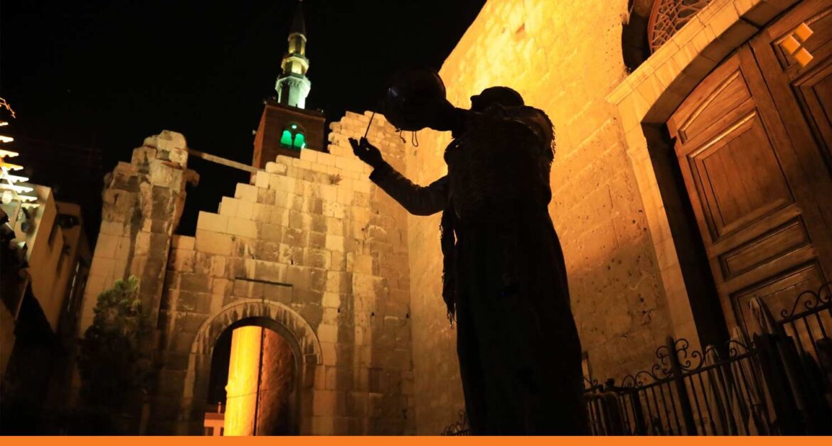 اعتمادهم على الإكراميات.. منح موافقة لـ42 مسحراتي في دمشق هذا العام