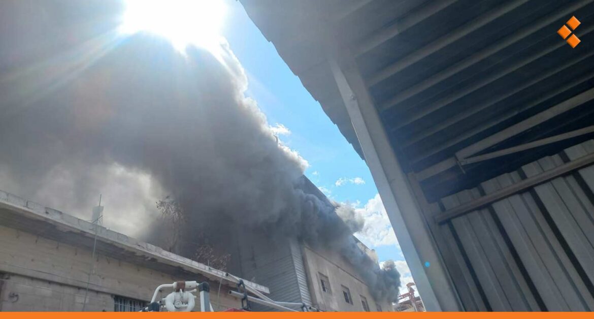 عمليات إخماده مستمرة.. حريق في أحد مستودعات البلاستيك بريف دمشق