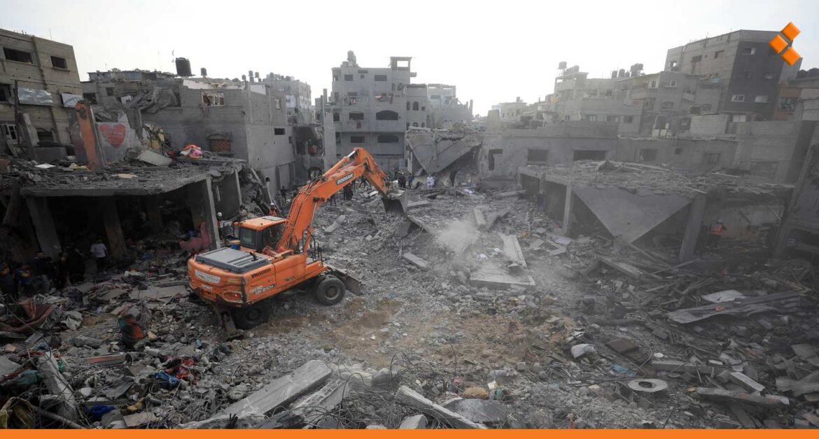 بعضهم دُفنوا أحياء.. انتشال مئات الجثث المتحللة بينها لأطفال بمجمع ناصر في خان يونس