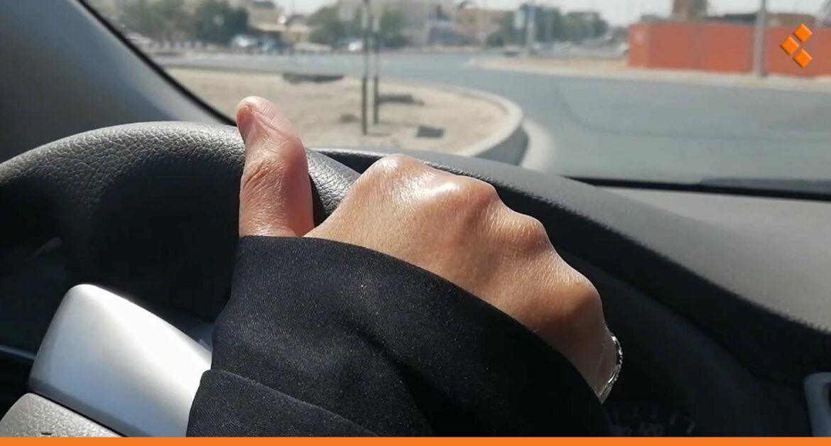 ساعة التدريب بـ 100 ألف.. سيدات يمتهن "تعليم قيادة السيارة"