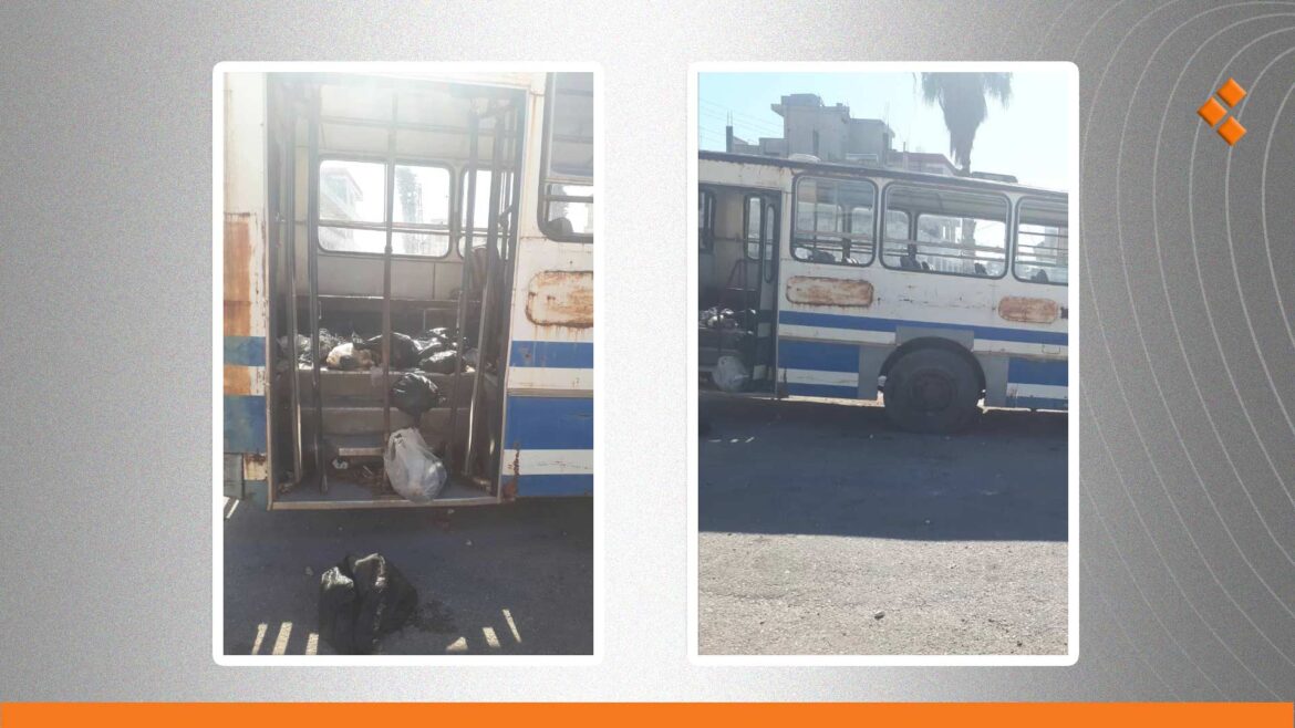 مجلس مدينة السقيلبية يوضح لـ"أثر" أسباب تراكم القمامة في باص يتبع له