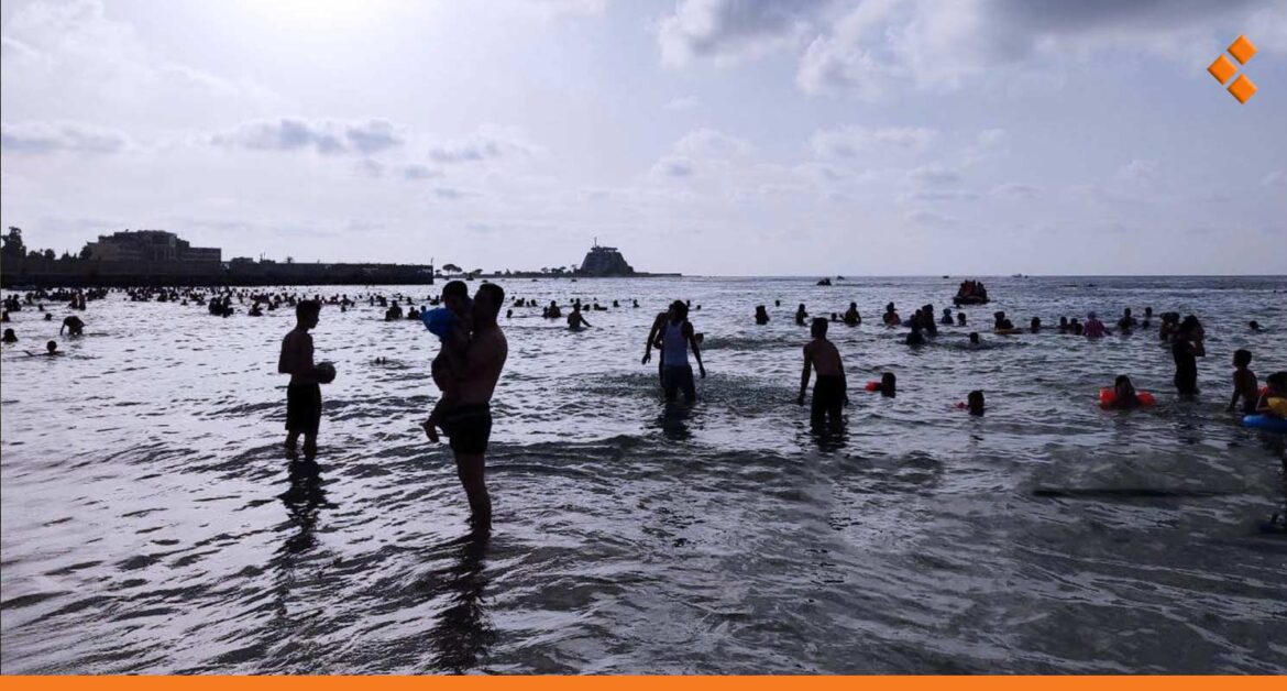 بمبادرة فردية.. شاب ينظف شاطئ جبلة يومياً