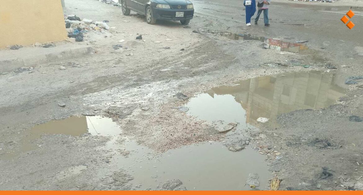 قبيل موسم الأمطار.. أهالٍ في حلب يشكون تأخر تزفيت بعض الشوارع وترميم الحفريات