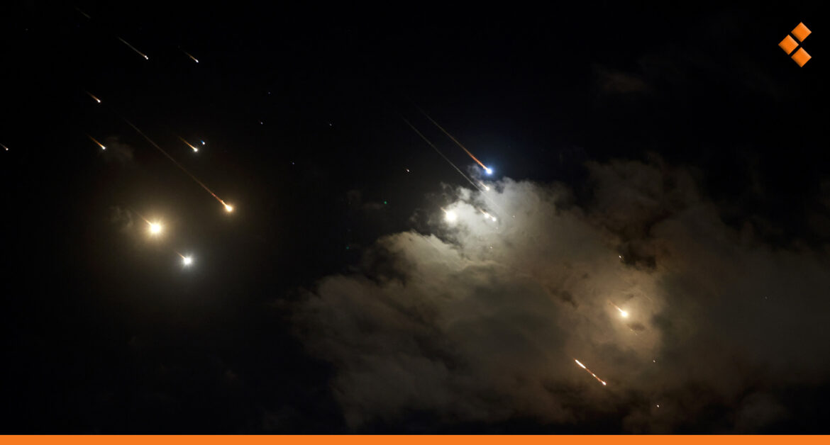 إيران تقصف "إسرائيل" بمئات الصواريخ