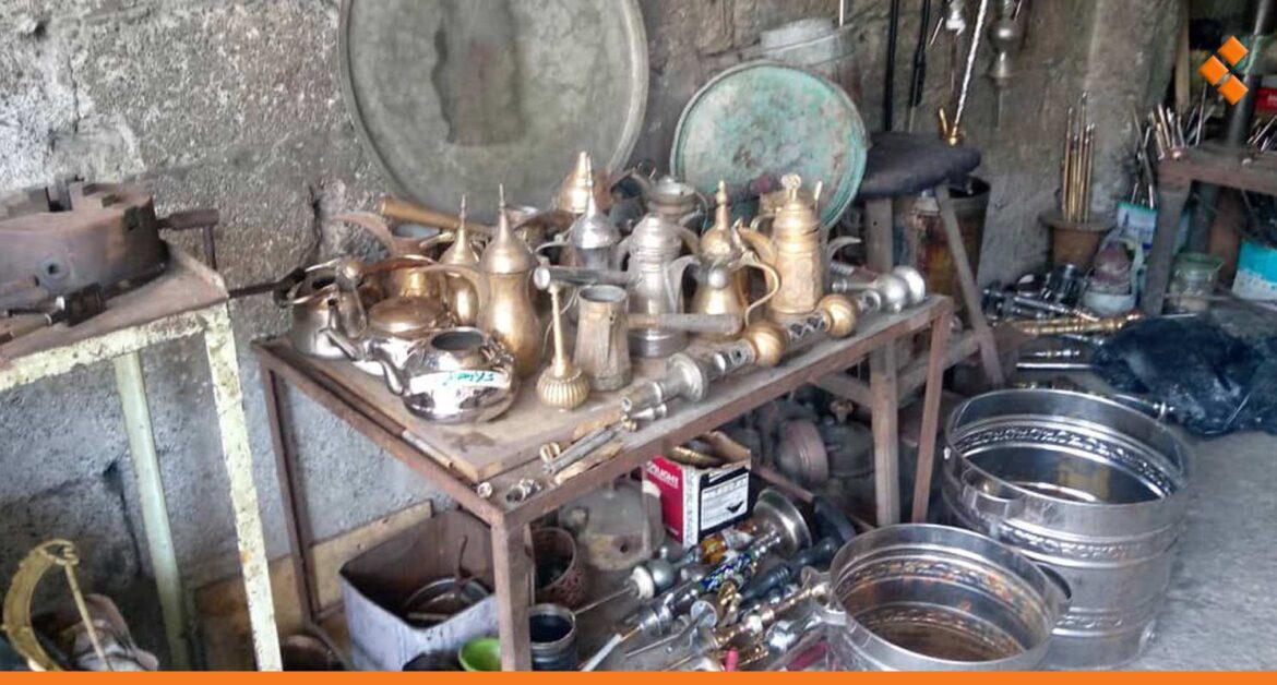 الإقبال على الأواني الحديثة كـ"التيفال والستالس" يهدد بزوال مهنة تلميع "النحاس"