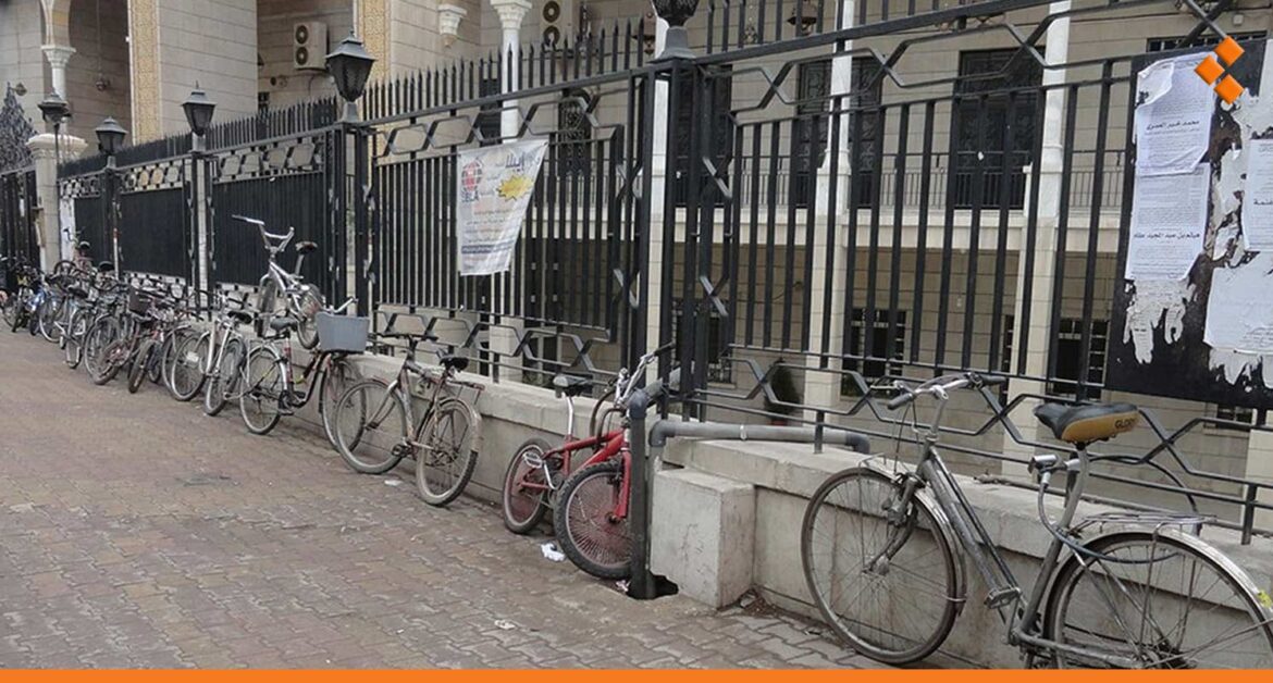 طلاب وموظفون يجدون في "البسكليت" حلاً لأزمة المواصلات