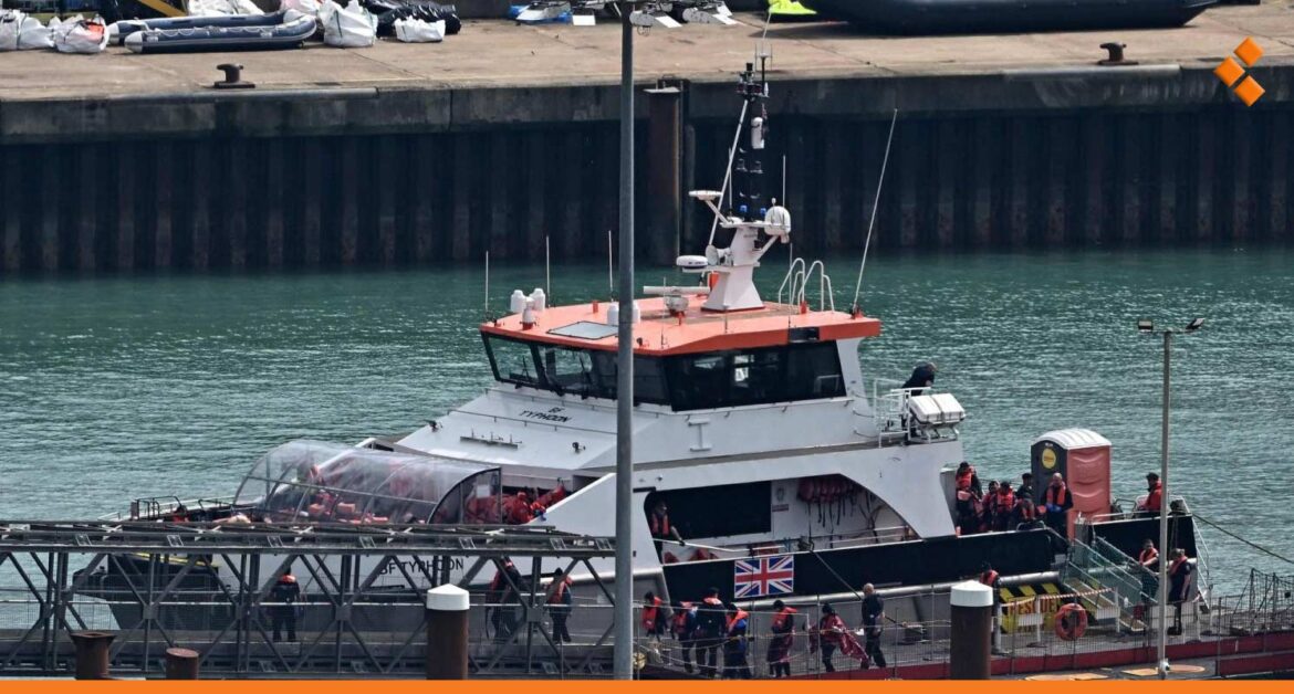 يقل 60 راكباً بينهم سوريون.. وفاة 8 مهاجرين أثناء محاولتهم عبور المانش نتيجة غرق قاربهم