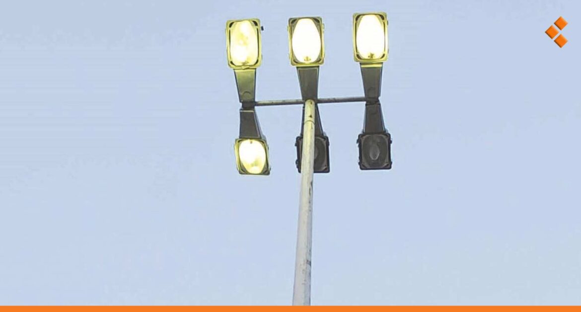 إضاءة أعمدة الإنارة في شوارع دمشق نهاراً تثير جدلاً.. المحافظة تبرر
