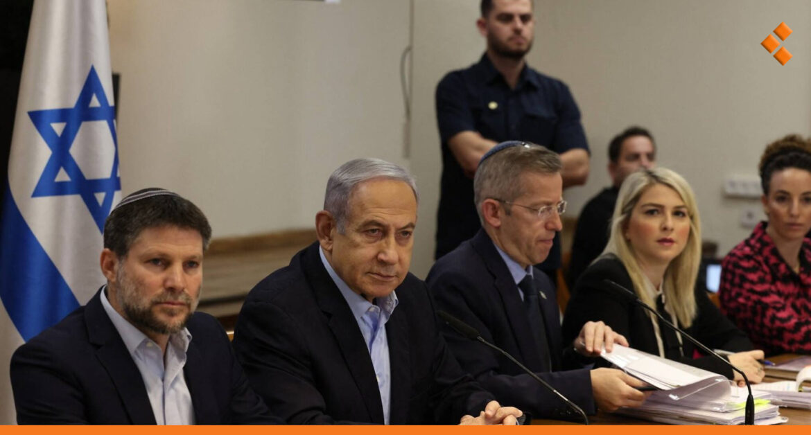 مساعده الأول أحد المتهمين.. تسريب وثائق من مكتب "نتنياهو" قد تضر "بخطط الحرب"