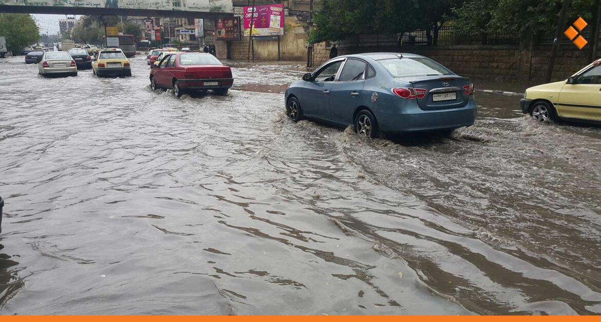 الأتربة والقمامة و"سرقة أغطية المصافي المطرية" تعيق تصريف مياه الأمطار في حلب