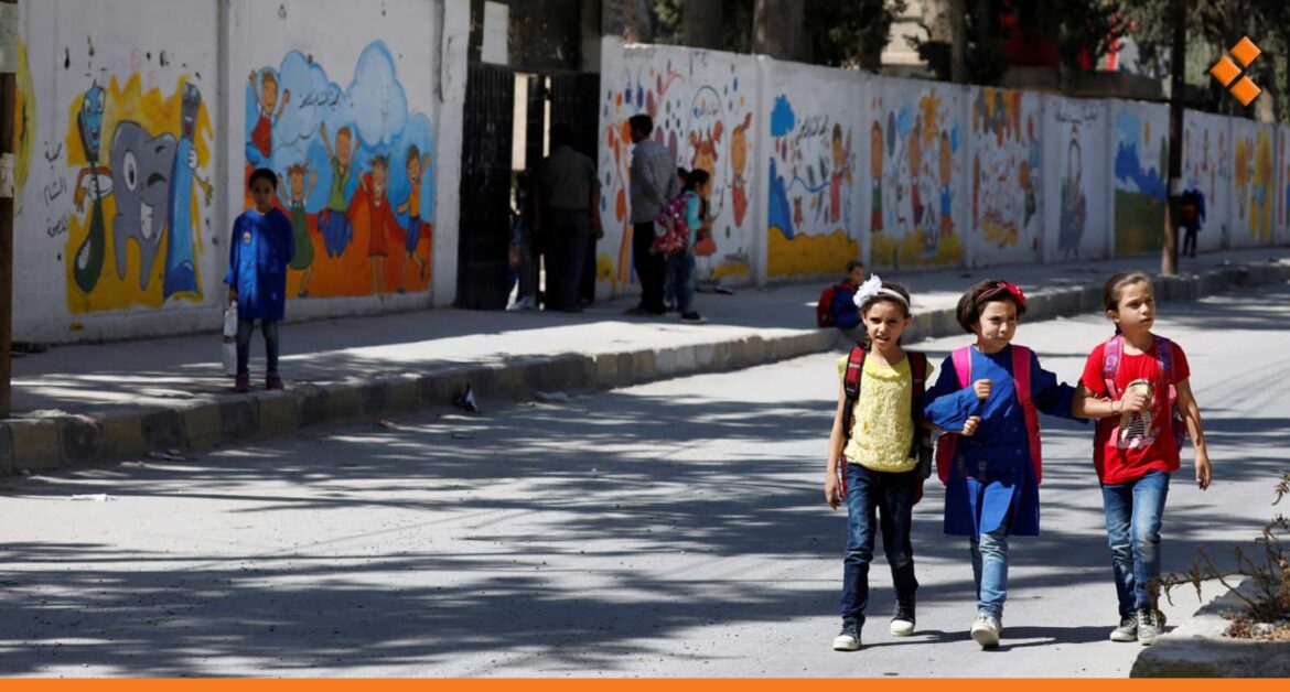 أعمال فرضها الواقع الاقتصادي.. سيدات يمتهن توصيل أطفال للمدارس سيراً على الأقدام في حلب