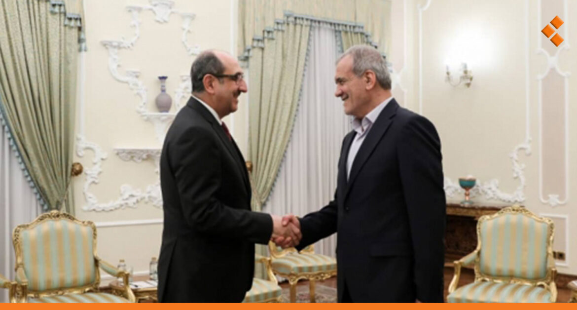 بحثا تطوير العلاقات.. وزير الخارجية يلتقي الرئيس الإيراني