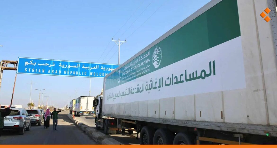 وصول أول قافلة من الجسر البري السعودي إلى سوريا.. 60 شاحنة سيتبعها 800