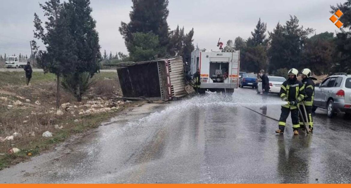 وفاة 6 أشخاص جراء خروج شاحنة "دجاج" عن مسارها