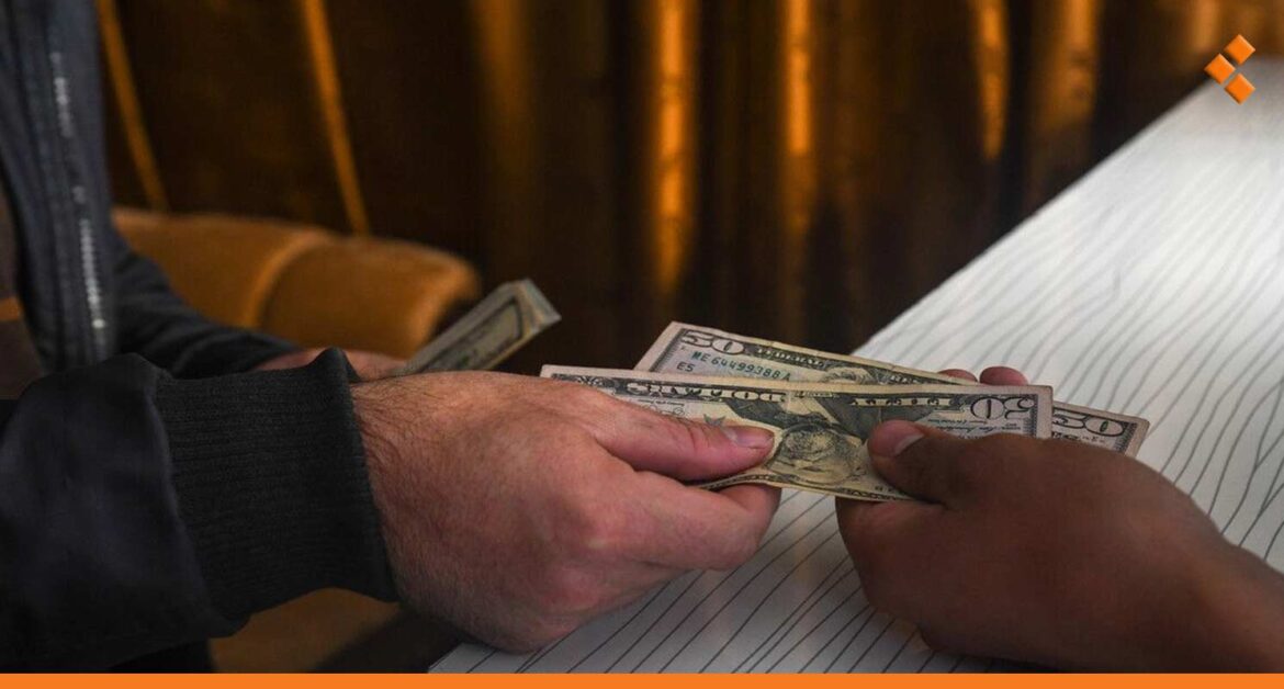 الدولار يعود لعتبة الـ 10 آلاف وارتفاع طفيف بأسعار الذهب