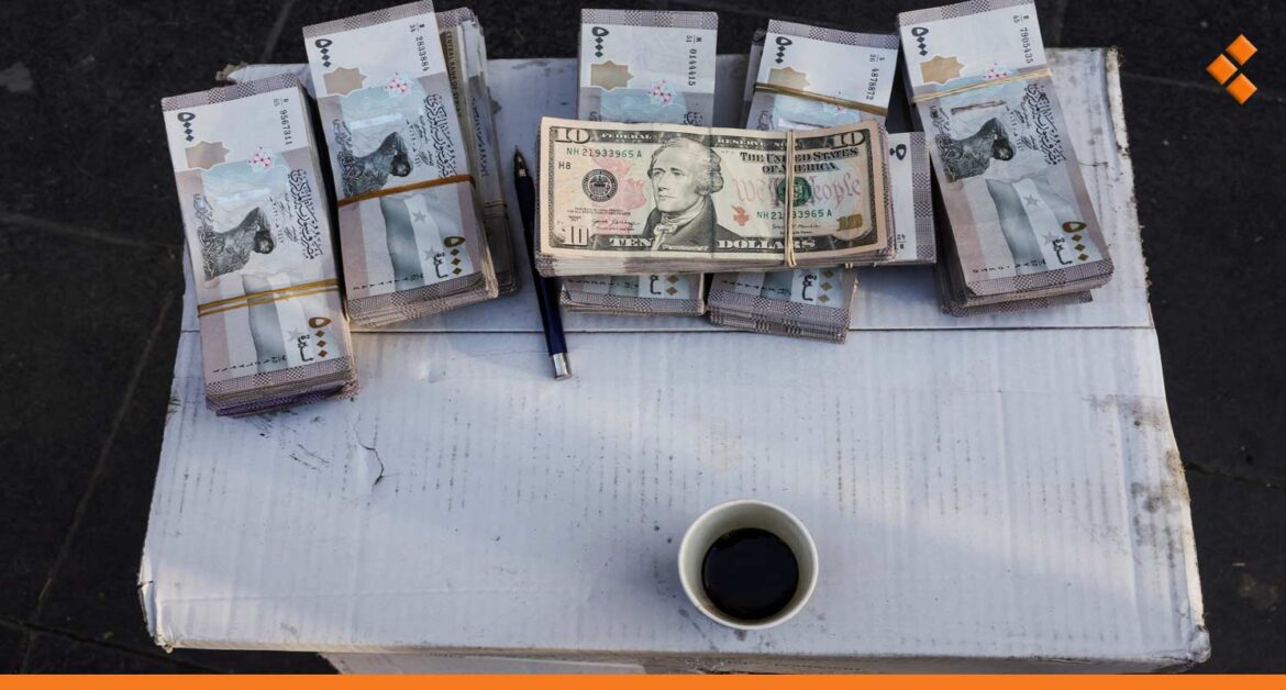 بسطات الدولار تنتشر في سوريا.. خبير يشرح لـ"أثر" تأثيرها على سعر الصرف