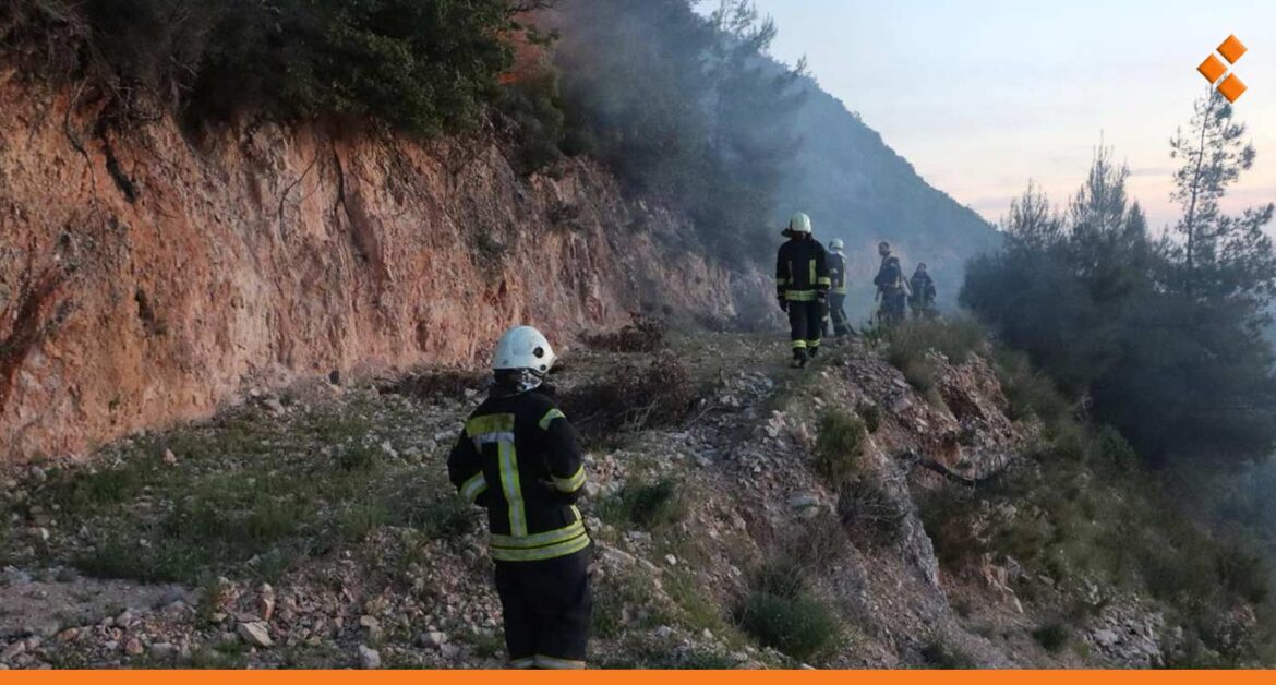 إخماد حريق حراجي كبير اندلع منذ الأمس في مصياف بريف حماة (صور)