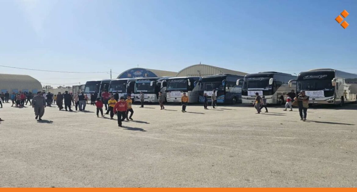 قادمة من الأردن.. وصول قافلة لاجئين سوريين إلى درعا