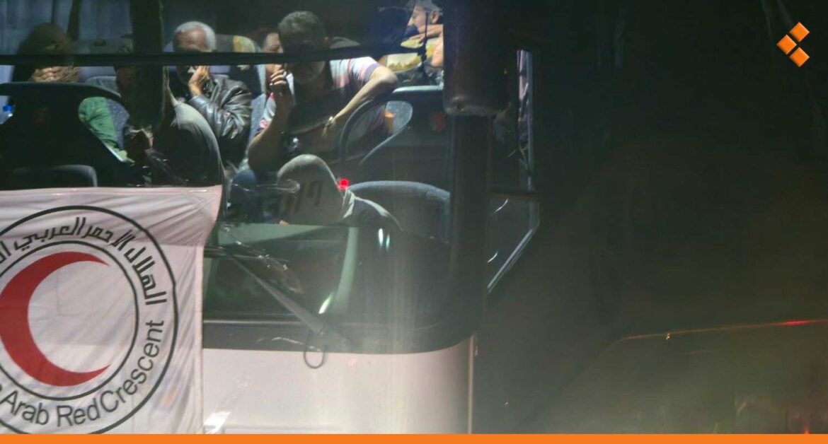 4500 عائلة غادرت السويداء.. إجلاء الدفعة الثالثة نحو درعا