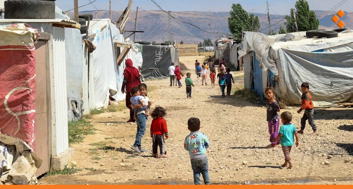 كل عائلة ستحصل على 400$.. نحو 11 ألف سوري سجلوا للعودة من لبنان أفادت وزيرة الشؤون الاجتماعية اللبنانية حنين السيد، بأن نحو 11 ألف شخص سوري، سجلوا أسماءهم للعودة من لبنان إلى سوريا في الأسبوع المقبل. ووفقاً لوكالة "رويترز"، فإن الوزيرة أوضحت أن هناك خطة للحكومة اللبنانية تستهدف عودة ما بين 200 ألف و400 ألف شخص هذا العام. وذكرت أن السوريين العائدين من لبنان لسوريا سيحصلون على 100 دولار أمريكي لكل عائد، و400 دولار أمريكي لكل عائلة عند وصولهم إلى سوريا، مضيفة: "المواصلات مغطاة، كما تم إعفاء السلطات الحدودية من الرسوم". وأكدت أن الجانب اللبناني ناقش مع نظيره السوري هذا الأمر، وينسقان سوياً، متوقعة أن الأعداد ستزداد في الأسابيع المقبلة. وأشارت إلى أن الحكومة اللبنانية تركز على المستوطنات غير الرسمية في البلاد، حيث يعيش فيها نحو 200 ألف لاجئ، وقد توفر للمعيلين السوريين الذين يقيمون في لبنان تصاريح عمل في قطاعات مثل الزراعة والبناء، إذا عادت أسرهم إلى سوريا. بدوره، ممثل المفوضية السامية للأمم المتحدة لشؤون اللاجئين في لبنان إيفو فريسن، قال: "إن الوضع في سوريا يتطور بسرعة، وتعتبر المفوضية السياق الحالي فرصة إيجابية لأعداد أكبر من اللاجئين السوريين للعودة إلى ديارهم، أو البدء في التفكير في العودة بطريقة واقعية ودائمة". وتابع: "العديد من اللاجئين أعربوا عن رغبتهم في العودة إلى بلادهم، ولكنهم ما زالوا مترددين بسبب الظروف غير المؤكدة على المديين القصير والطويل في سوريا"، مضيفاً: "بحلول نهاية شهر حزيران 2025، قدرت المفوضية السامية للأمم المتحدة لشؤون اللاجئين، أن أكثر من 628 ألف سوري قد عبروا إلى سوريا عبر البلدان المجاورة منذ 8 كانون الأول 2024، بما في ذلك 191 ألف شخص عبر لبنان"، بحسب "رويترز". وقال رئيس اللجنة الوزارية اللبنانية المكلفة بملف اللاجئين السوريين، ونائب رئيس مجلس الوزراء اللبناني، طارق متري، في 9 من حزيران الماضي، إن اللجنة أنجزت خطة جديدة لإعادة اللاجئين تقوم على مراحل عدة، وستعرضها على مجلس الوزراء في أقرب فرصة لأخذ موافقته على المضي قدماً بها، بحسب "عنب بلدي". وأكد أن إنجاز المرحلة الأولى من عودة اللاجئين السوريين من لبنان لسوريا، ستبدأ قبل بدء العام الدراسي، مطلع أيلول 2025 المقبل، مشيراً إلى صعوبة تحديد الأعداد، وتوقع أن تتراوح بين 200 و300 ألف شخص، وذلك يتوقف على نجاح العملية. وقالت الناطقة باسم مفوضية اللاجئين في لبنان، ليزا أبو خالد، إن المفوضية ستضطر إلى التوقف كاملاً عن دعم التكاليف الاستشفائية للاجئين مع نهاية عام 2025، وذلك نتيجة النقص الكبير في التمويل، مؤكدة أنه تم بالفعل إيقاف الدعم الصحي الأولي، و"هذا سيؤثر بشكل مباشر على 80 ألف لاجئ". يذكر أن عدد اللاجئين السوريين المقيمين في لبنان يتجاوز المليون ونصف لاجئ، بعضهم يعاني ظروفاً معيشية صعبة.