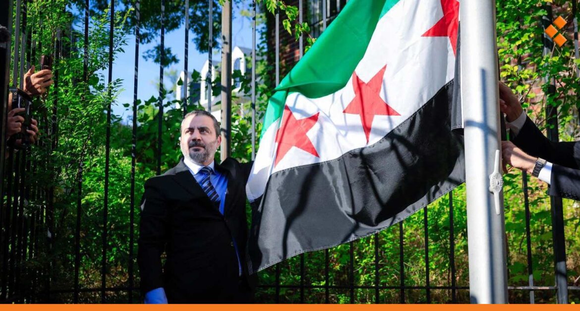 رفع العلم السوري فوق سفارة دمشق في واشنطن
